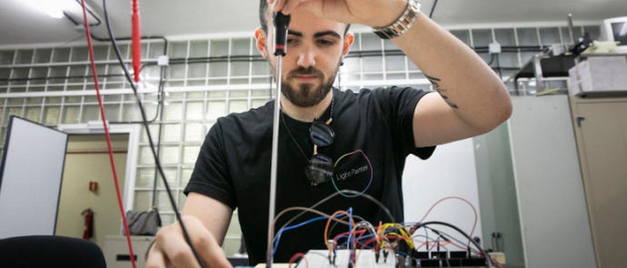 El joven Giovanni Cabrera trabaja en un equipo informático en un laboratorio de la ULPGC.