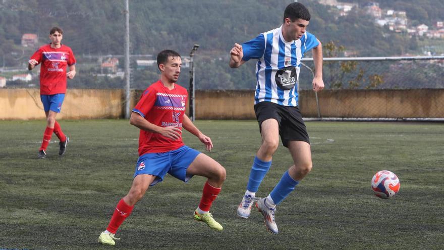 Unfutbolista del Domaio defiende a otro del Goián.