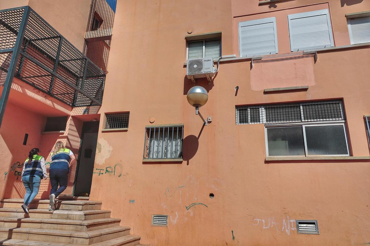 Dos investigadoras acceden al bloque del barrio de Cabo Blanco donde se produjo el asesinato del niño de 10 años.