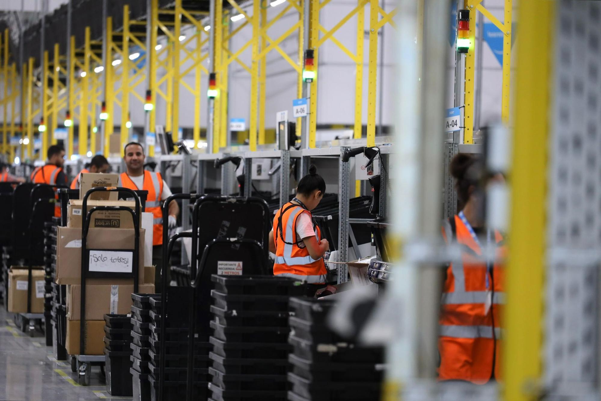 En imágenes |  El gran almacén de Amazon en Zaragoza cumple su primer año de actividad