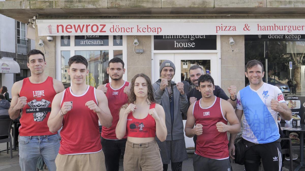 Los boxeadores posan con el Newroz Kebap, patrocinador, de fondo.