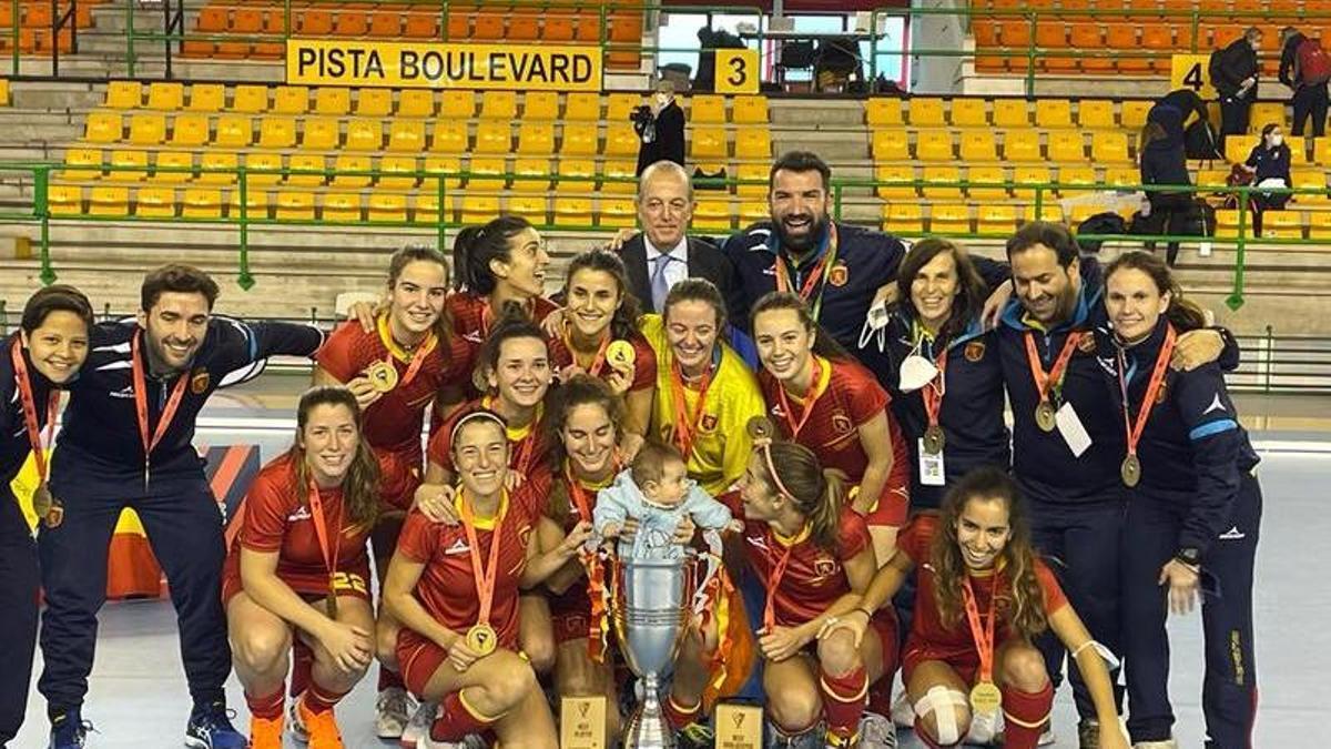 La selección española celebra su título y el ascenso