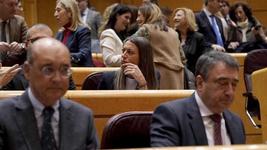 La portavoz de Junts, Miriam Nogueras, entre los diputados del PNV Mikel Legarda y Aitor Esteban