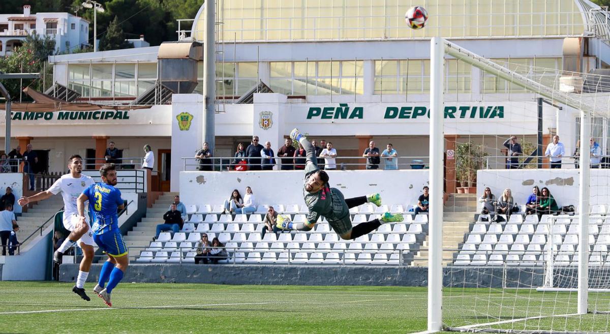 Imagen que capta una ocasión de gol de la Peña Deportiva en el choque contra el Andratx. | TONI ESCOBAR