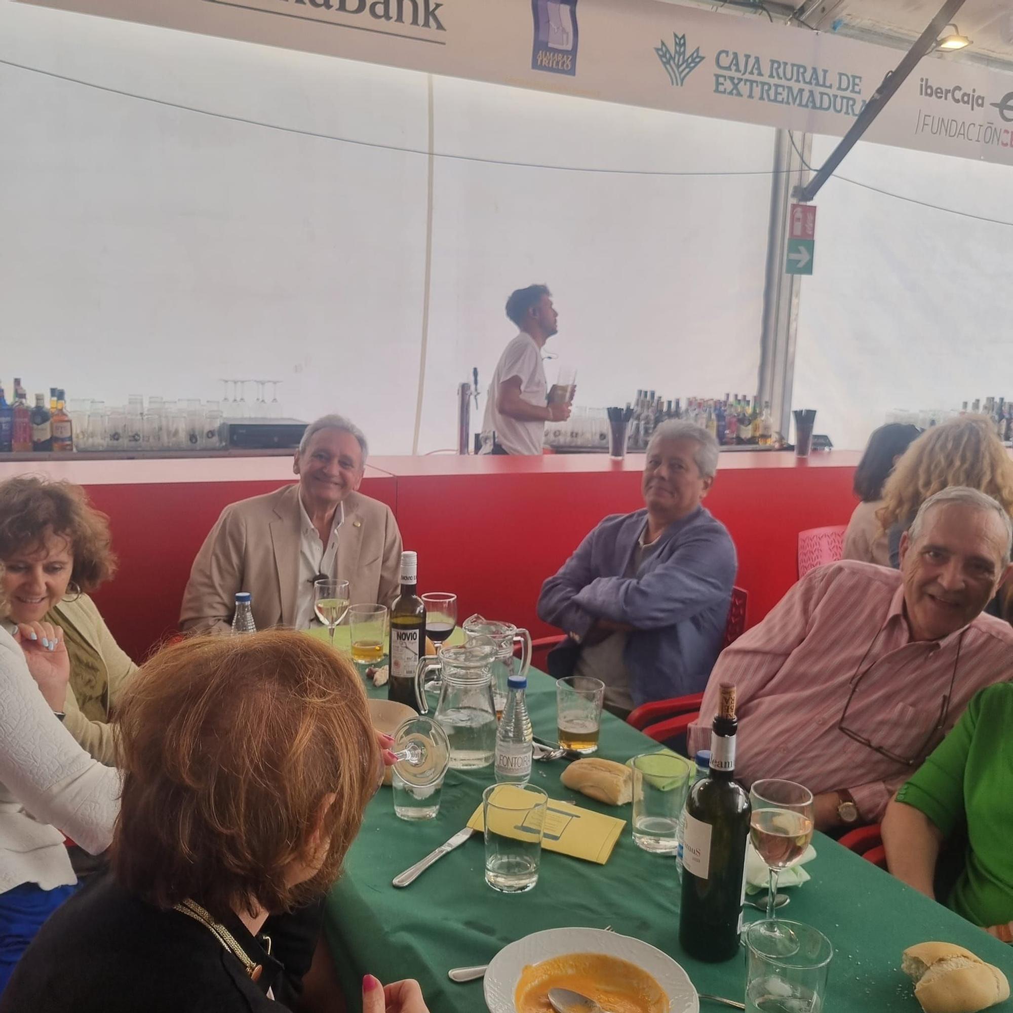 FOTOGALERÍA | Ambiente en las comidas en la caseta en homenaje al centenario de El Periódico Extremadura