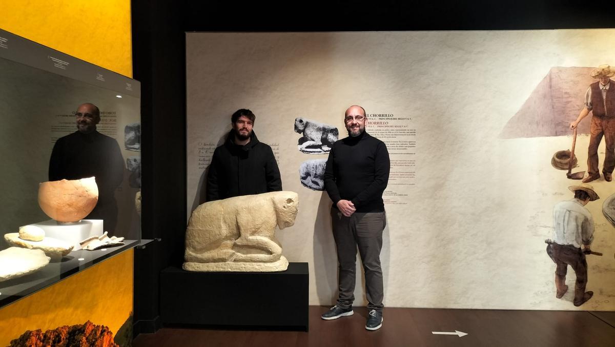 Los arqueólogos y Fernando Tendero junto a la réplica a tamaño real de la pieza ibérica.