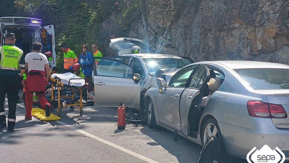 Evacuados al HUCA los tres heridos en un accidente entre dos turismos en Belmonte de Miranda