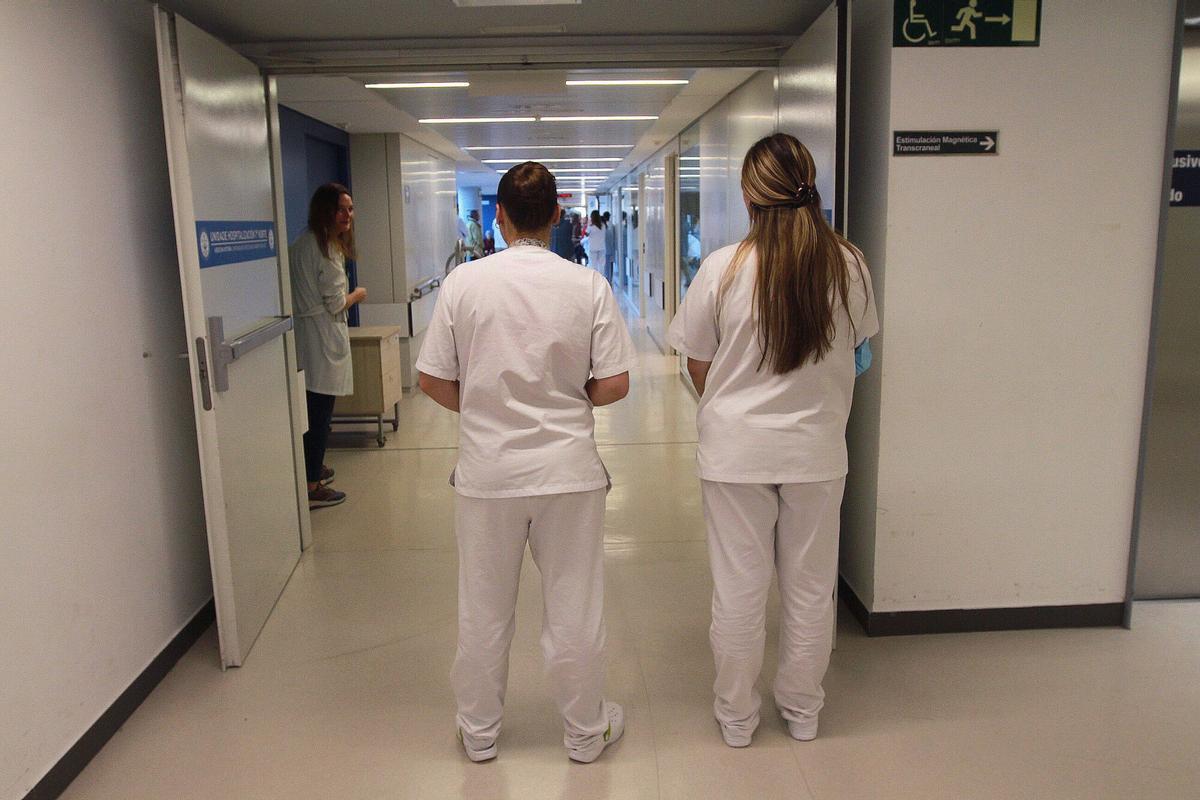 Dos professionals sanitàries en una imatge d’arxiu