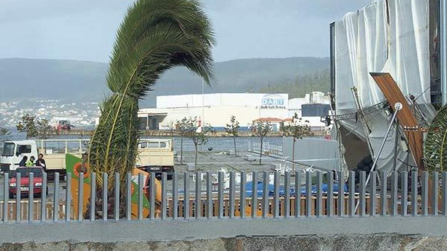 La carpa, a la derecha, con toda su estructura desplazada por el viento, ayer, en Marín.  // J.S.