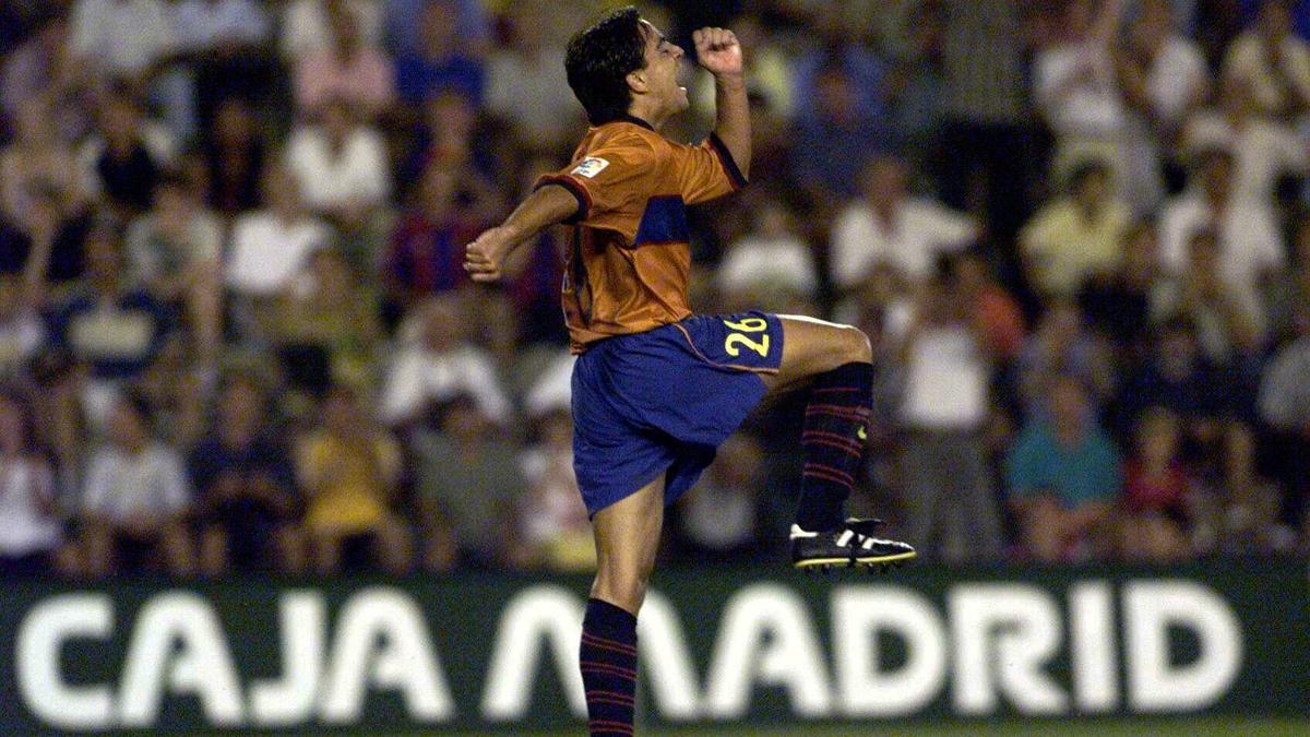 Xavi celebró así el gol que anotó en su debut. Lució el dorsal 26 y se estrenó con la camiseta suplente de la temporada 1998-99, naranja con una banda horizontal azul en el pecho