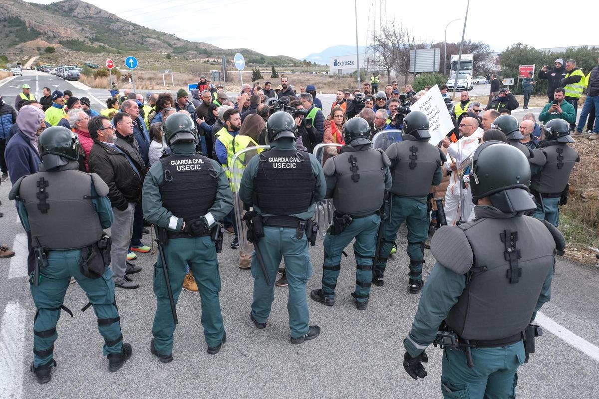 Así ha sido la protesta de agricultores del Alto y Medio Vinalopó en Villena