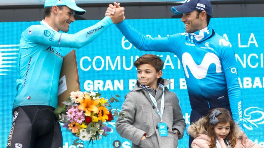 Luis León Sánchez (i.) felicita a Alejandro Valverde, en presencia de los hijos de éste, por su triunfo en Valencia.