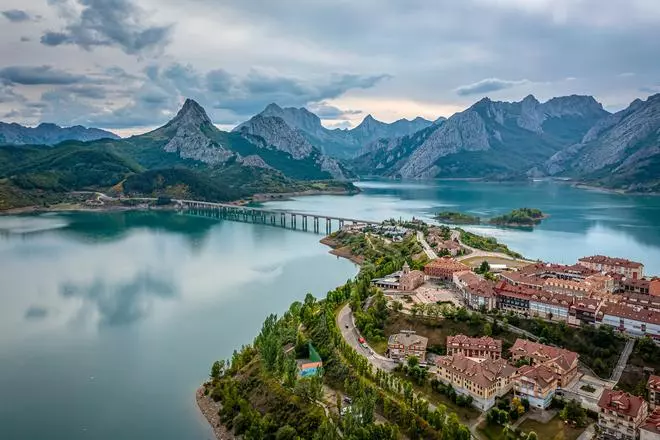 Los fiordos de Castilla y León con montañas gigantescas y los cuales se pueden recorrer en barco