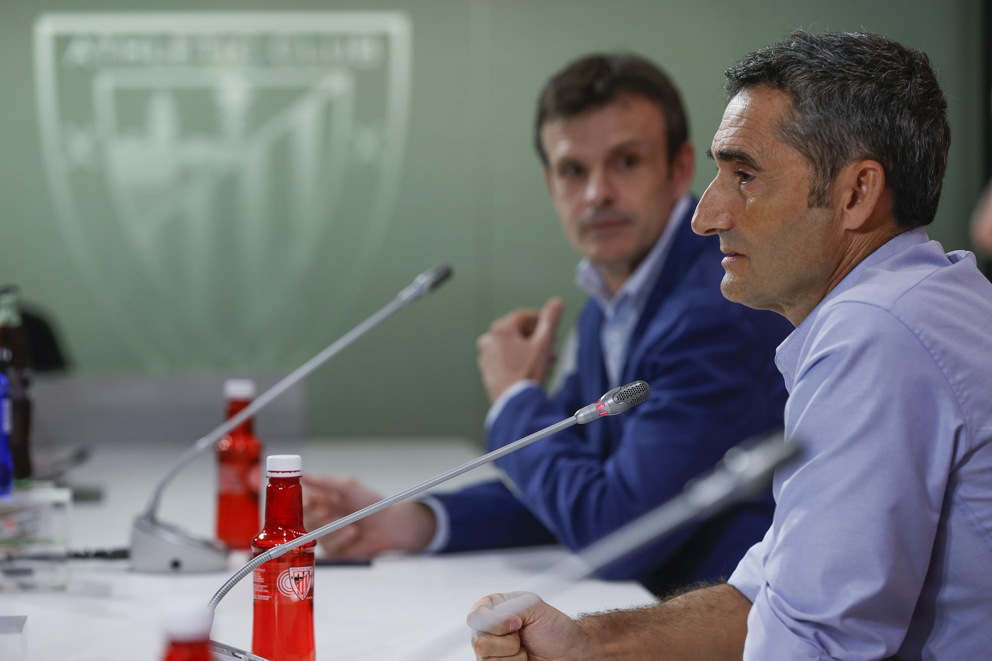 Ernesto Valverde, este jueves, en su presentación como nuevo entrenador del Athletic, con el presidente Jon Uriarte a su lado.