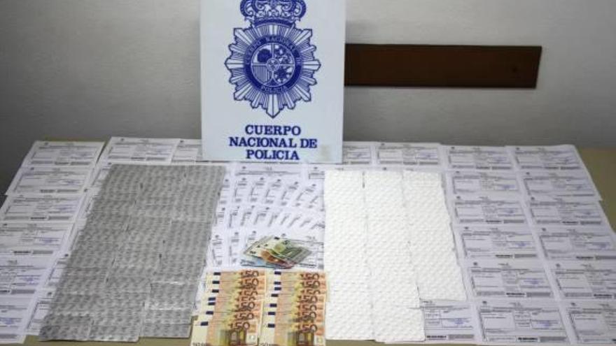 Pastillas, recetas y dinero incautado a los detenidos.