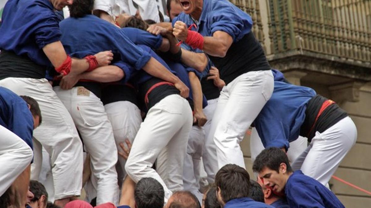 Un 'casteller' de Capgrossos de Mataró celebrando que la construcción ha sido descargada, en una imagen de archivo.