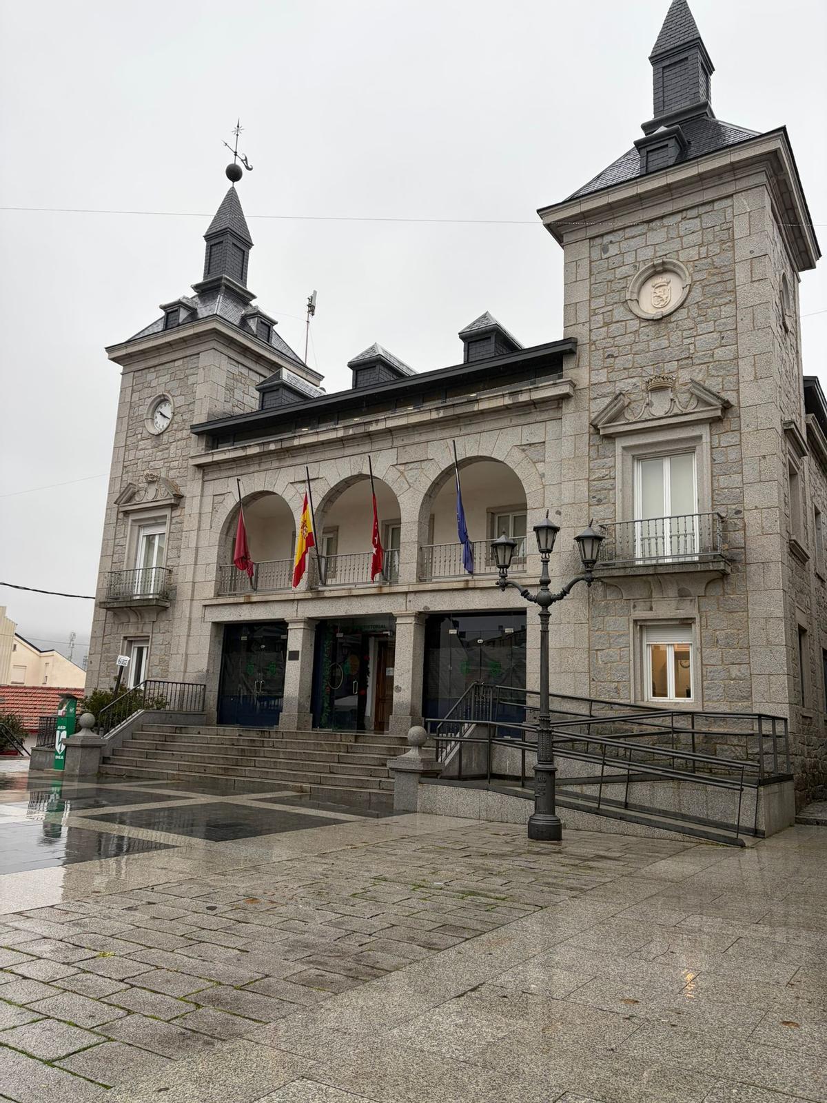 Banderas a media hasta en el Ayuntamiento de Alpedrete por la tragedia ferroviaria de Adamuz.