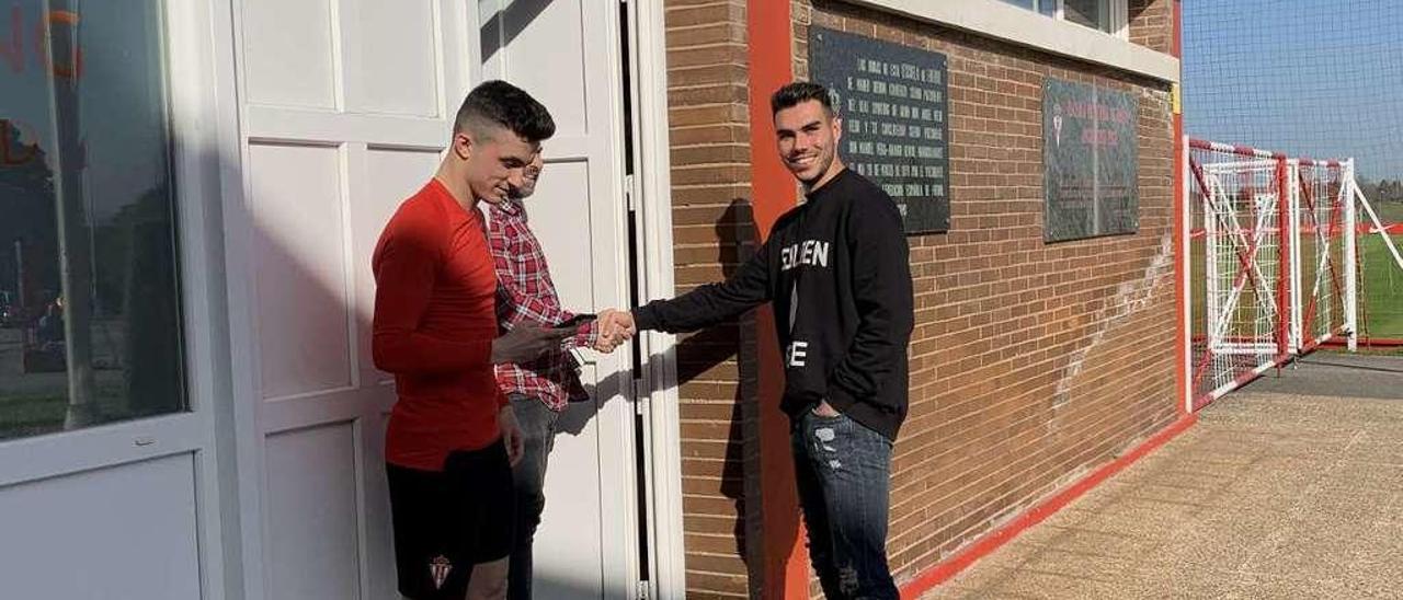 Dani Martín, a la derecha, saluda al trabajador del club Borja Medio ante la presencia de Manu García, ayer, en Mareo.