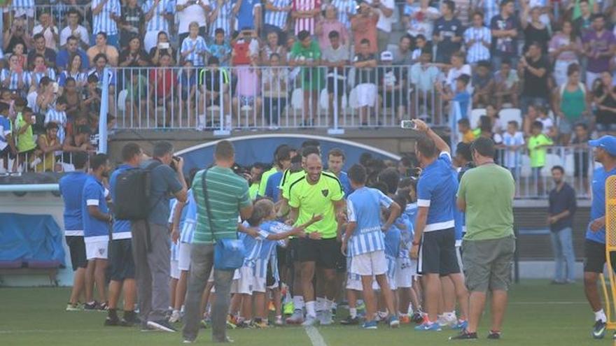 Amrabat lidera a la plantilla del Málaga en su salida al césped antes de comenzar la sesión, con la grada baja de Tribuna repleta.