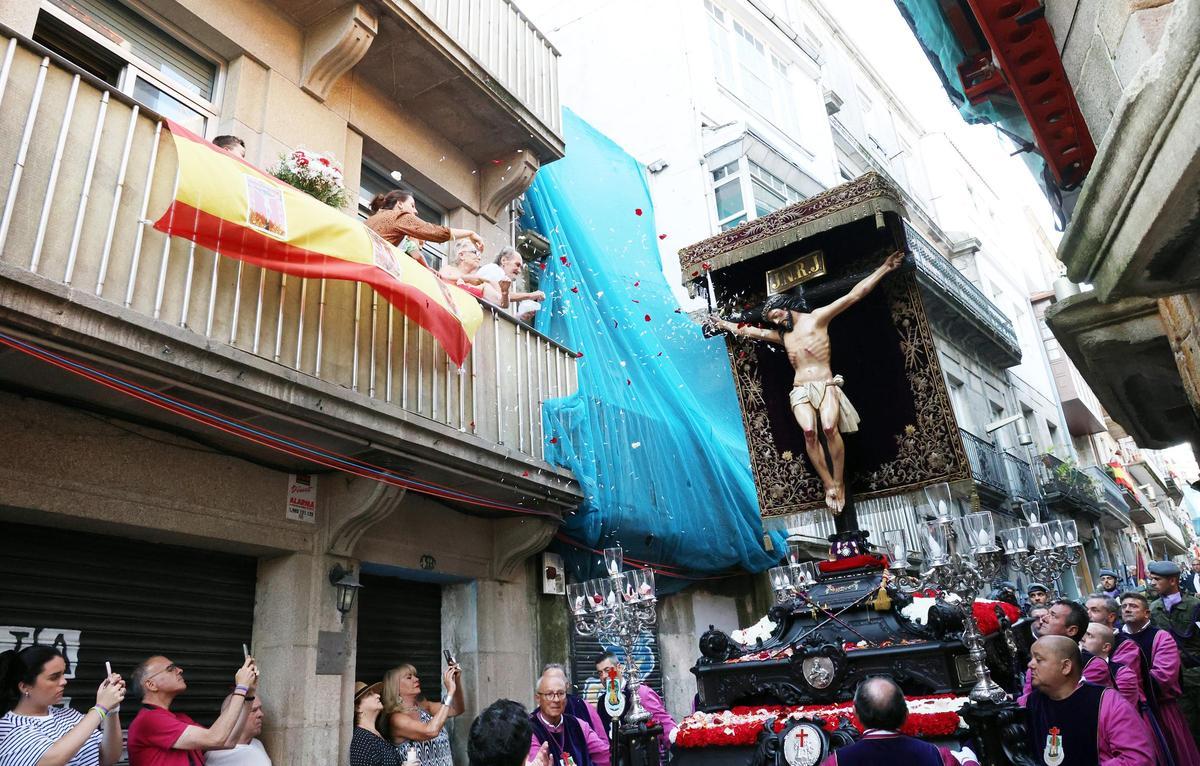 Multitudinaria devoción por el Cristo de la Victoria en Vigo