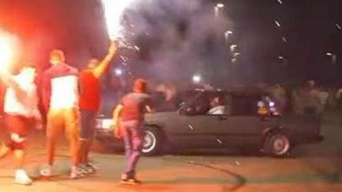 Aficionats d’una carrera clandestina encenen bengales a la traçada d’un ‘dònut’. | CEDIDA