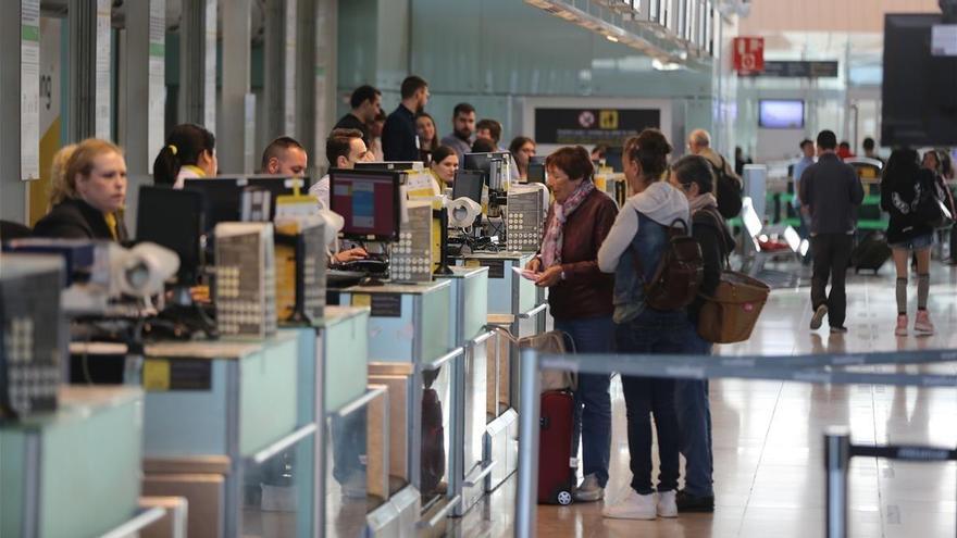 Pasajeros de Vueling denuncian que la compañía les ha dejado en tierra en Londres