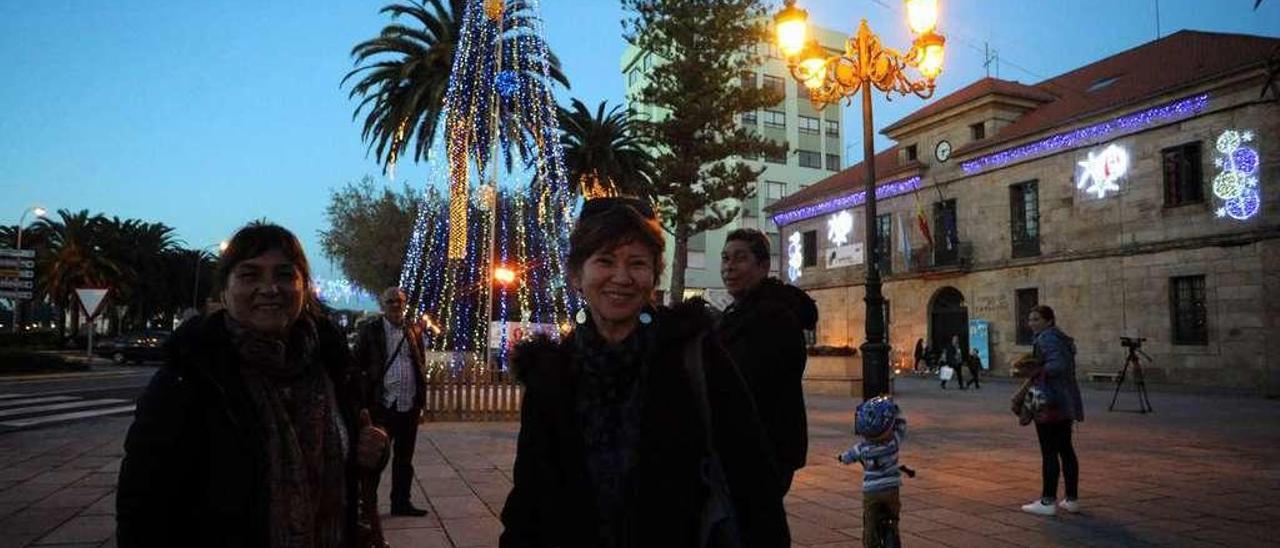 El encendido del alumbrado tuvo lugar en el árbol de la Praza do Concello. // Iñaki Abella