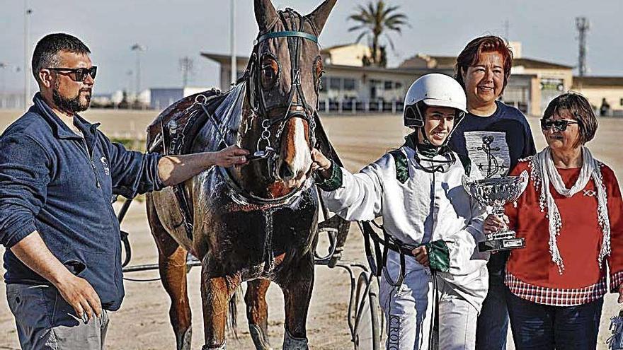 Coloma Roig recibe el trofeo ganado con Volcan de Belaise.