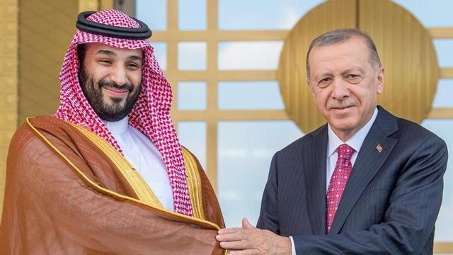 El príncep hereu saudita, Mohammed bin Salman, i el president turc, Recep Tayyip Erdogan, en una imatge d’arxiu.