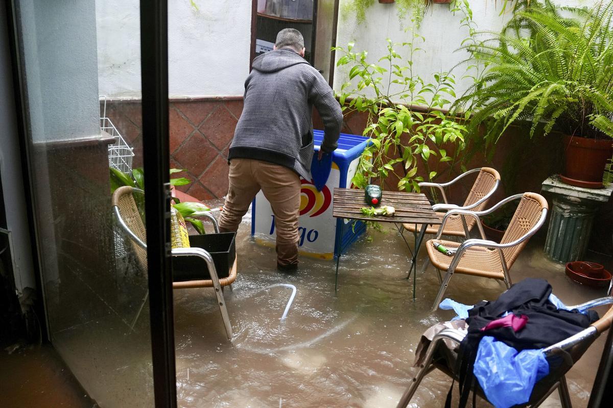 Vecinos de Grazalema intentan achicar agua de sus casas
