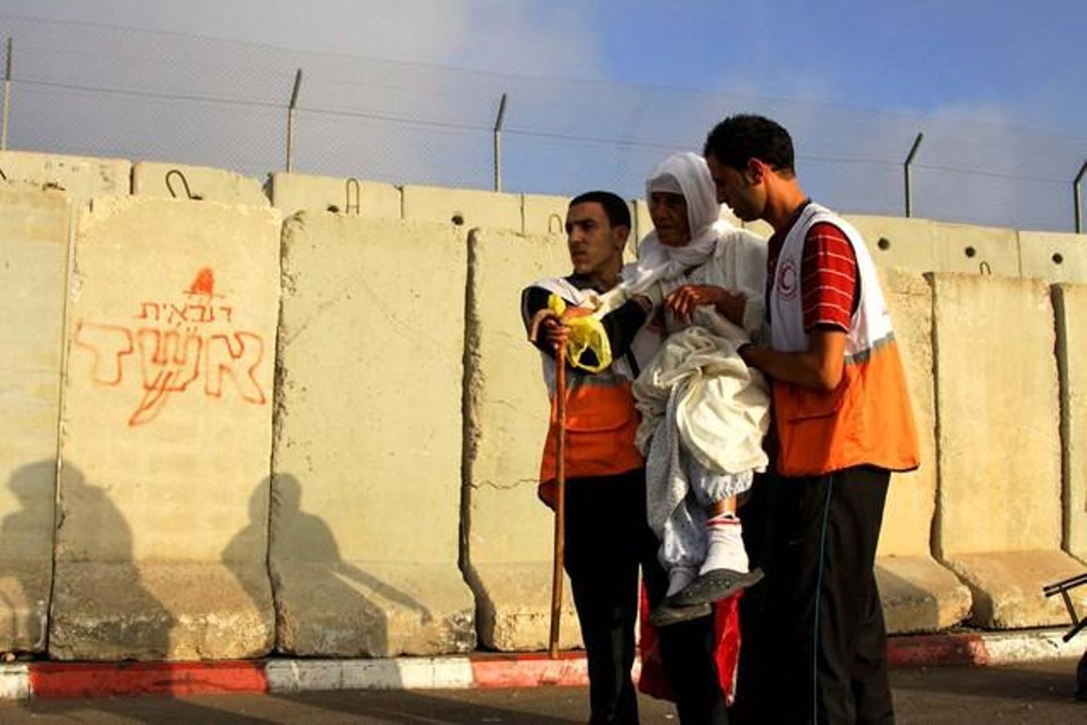 Israel no permet que les ambulàncies o els cotxes palestins entrin a Jerusalem. En aquesta foto dos voluntaris de la Mitja Lluna Roja traslladen una dona fins a l’altre costat.