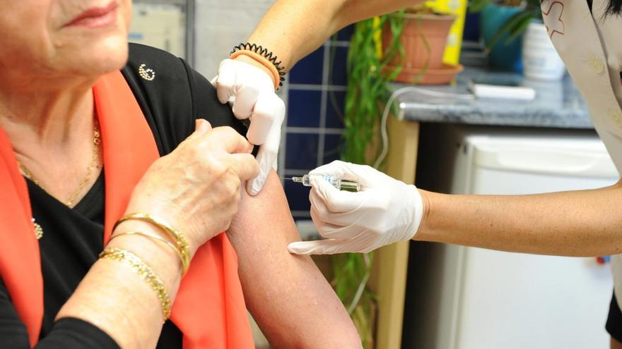 Una paciente recibe la vacuna de la gripe.