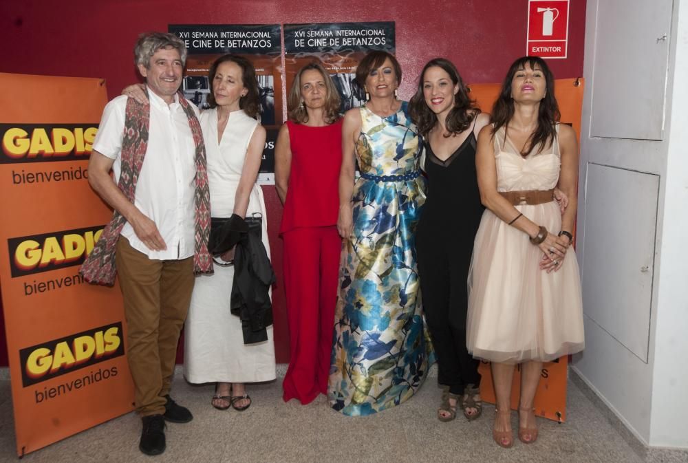 El paseo por la alfombra roja pone el broche a la Semana Internacional de Cine de Betanzos, dedicada en esta ocasión a la productora y realizadora Zaza Ceballos.