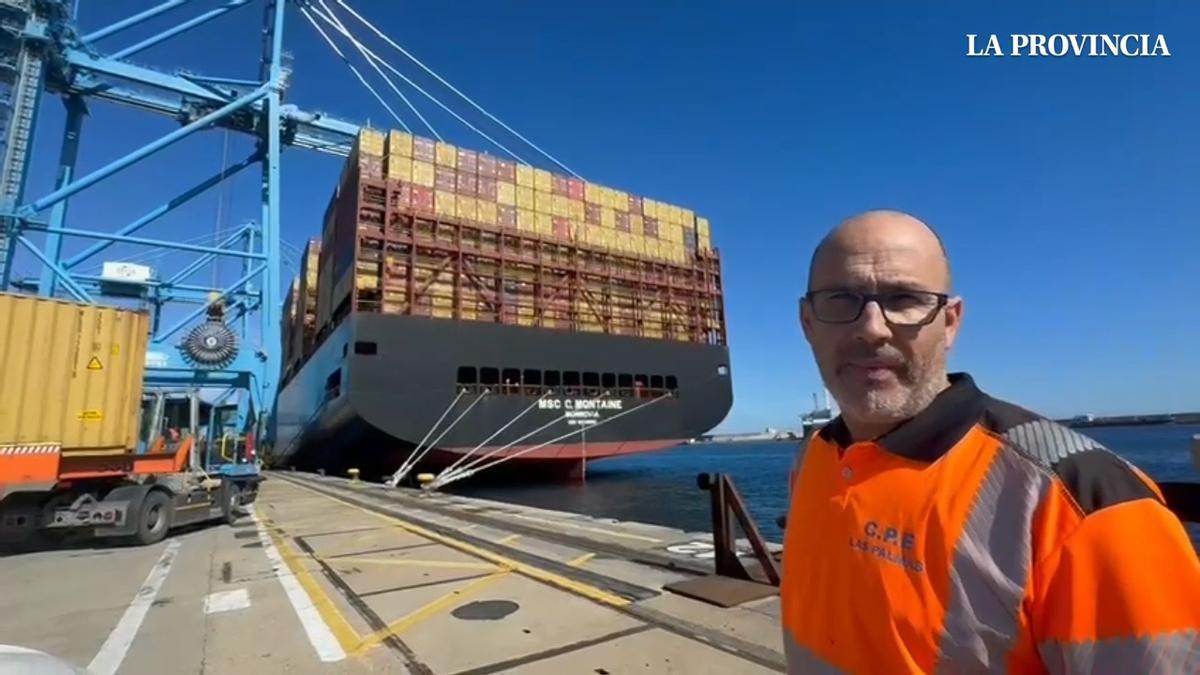 Dos estibadores explican las maniobras de descarga de los contenedores colgantes