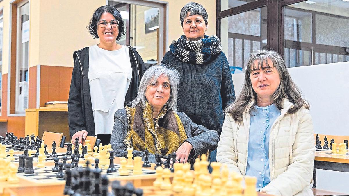 Equipo directivo do IESXelmírez II de Santiago, dirixido por María Pilar Tobar, sentada a carón de Rosa Quintela e respaldada por Asunción Álvarez, á esquerda, e María Cernadas.