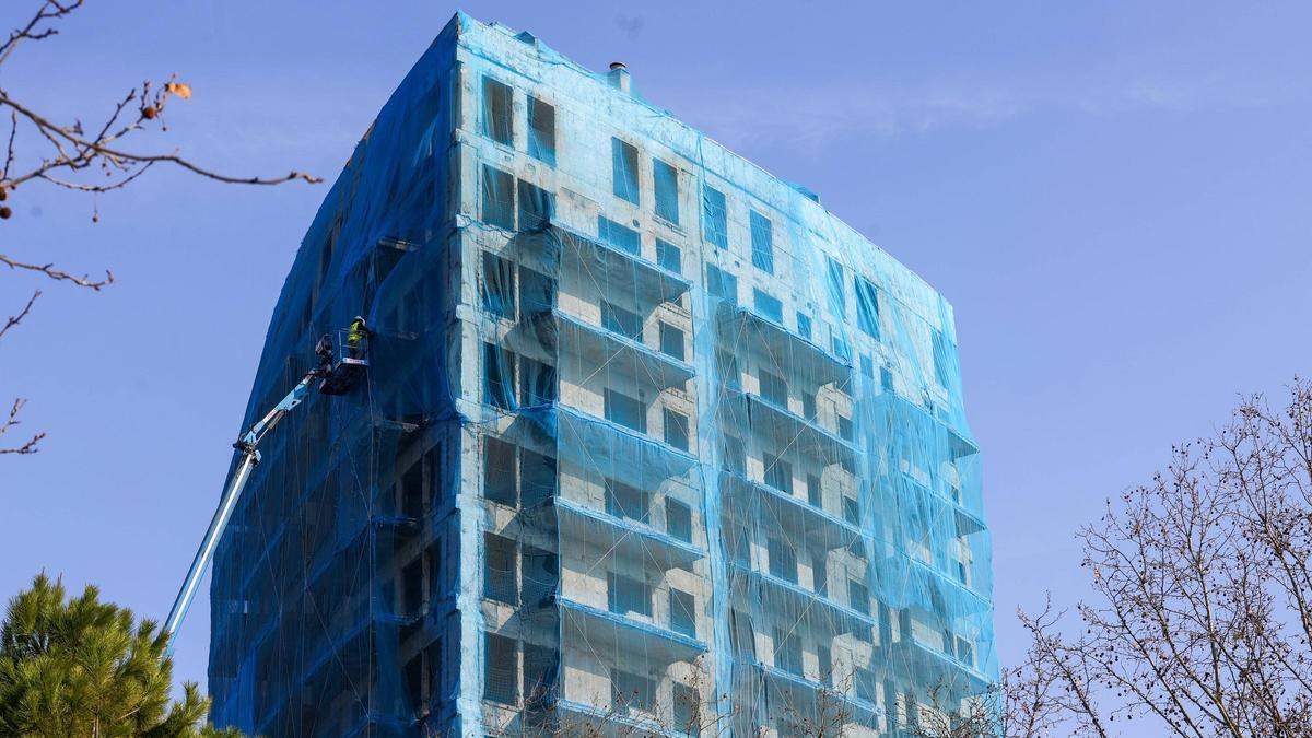 Estado del edificio de Campanar unos días antes del primer aniversario del incendio