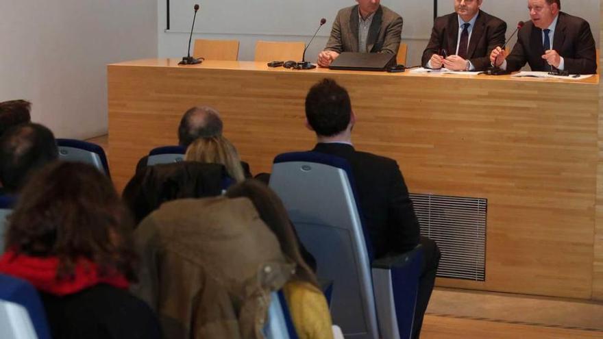 En la mesa, por la izquierda, Francisco García, Isaac Pola y el director de la Fundación Asturiana de la Energía, Fermín Corte, ayer, en el Instituto de Materiales.