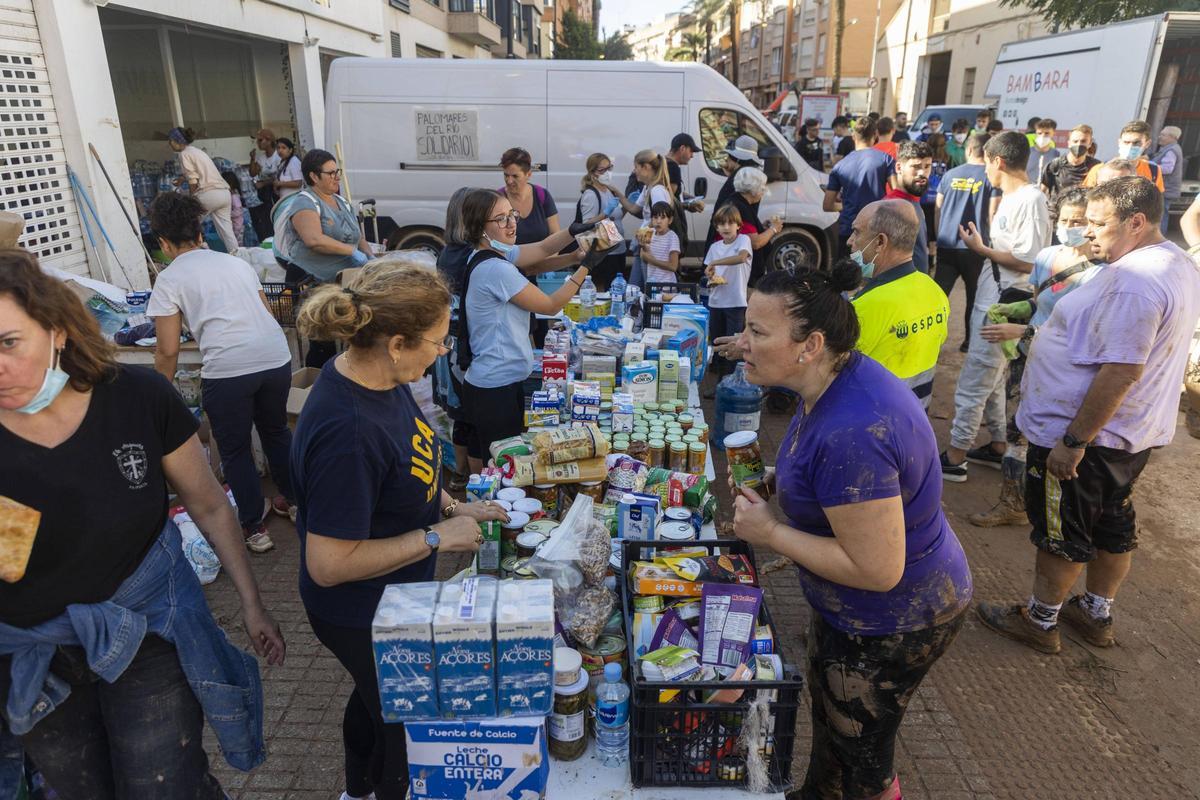 Reparto de comida y ropa en una calle de Paiporta