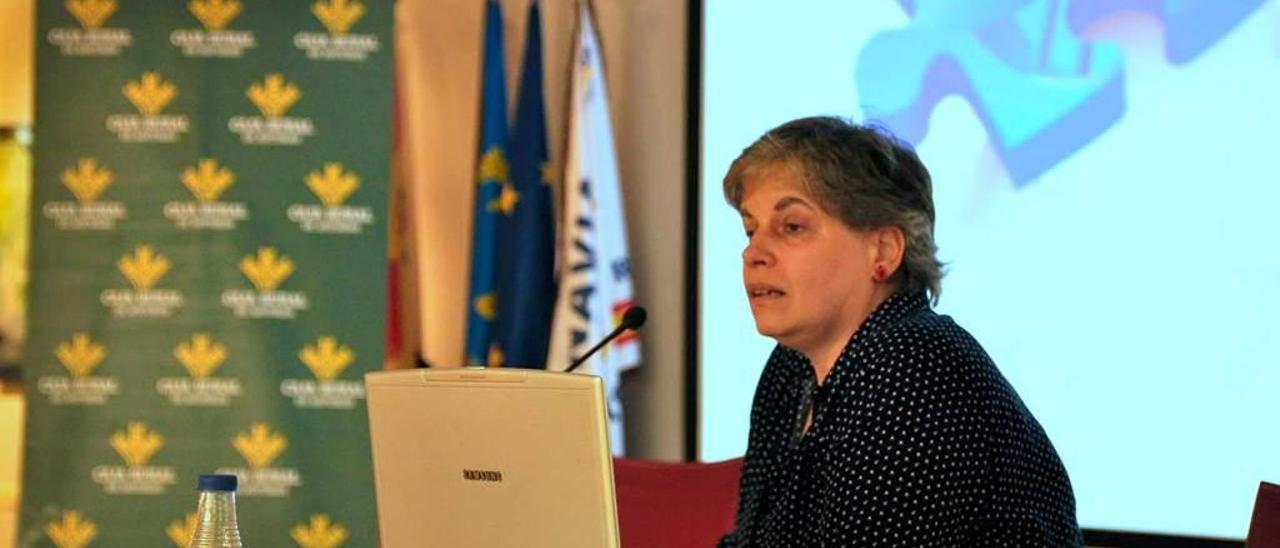 Milagros Balbín, durante la exposición de ayer en Navia.