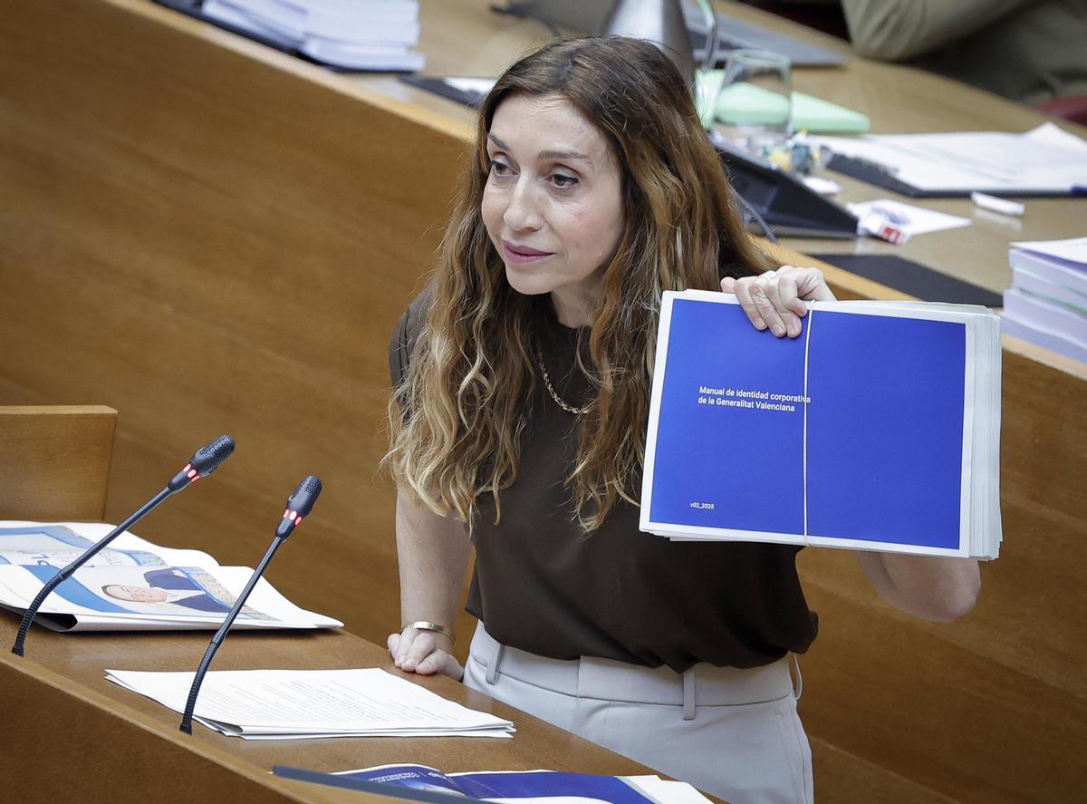 La síndica adjunta de Compromís, Isaura Navarro, interviene en las Corts, este jueves.