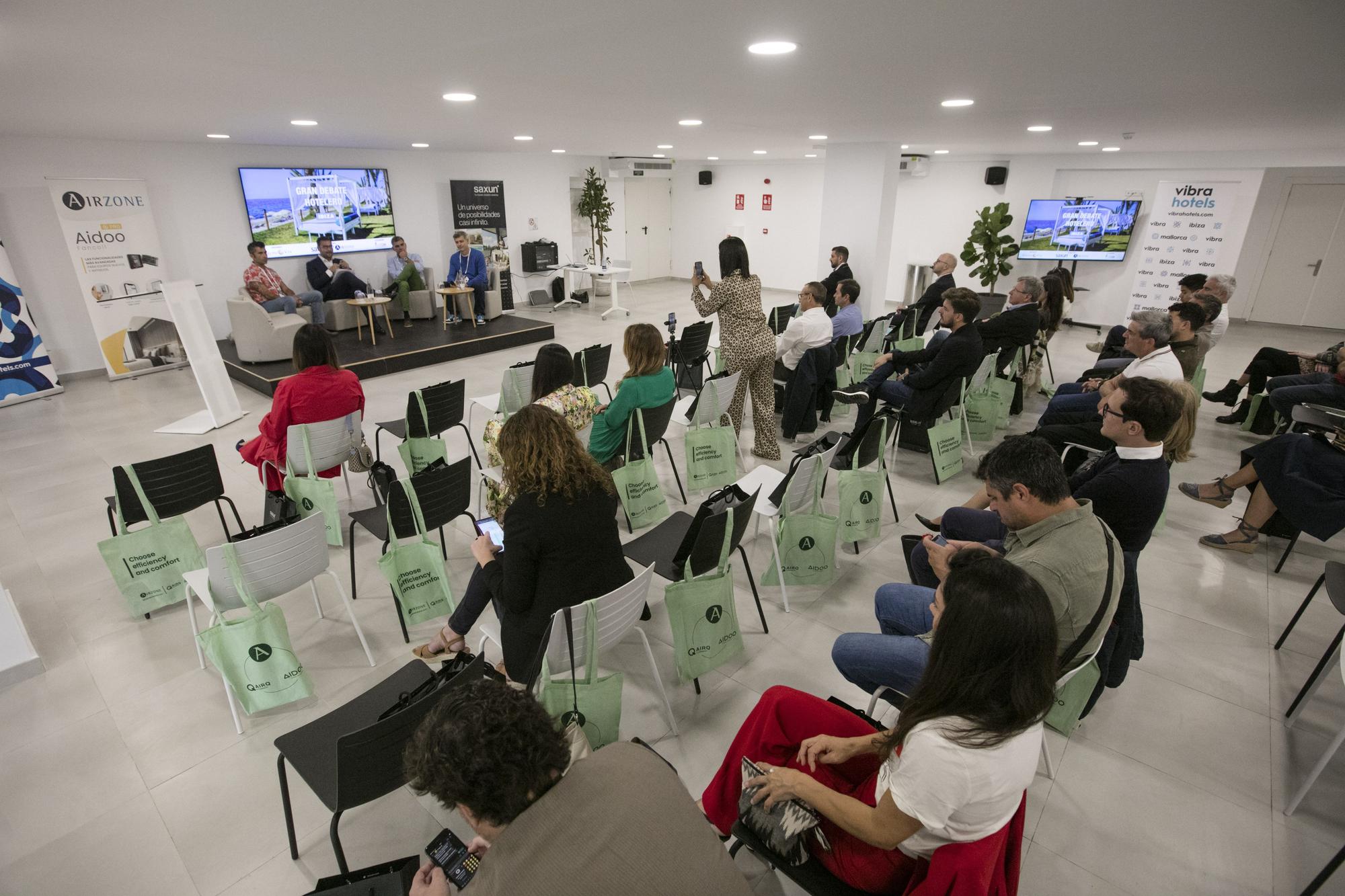 Los hoteleros debaten sobre vivienda en Ibiza