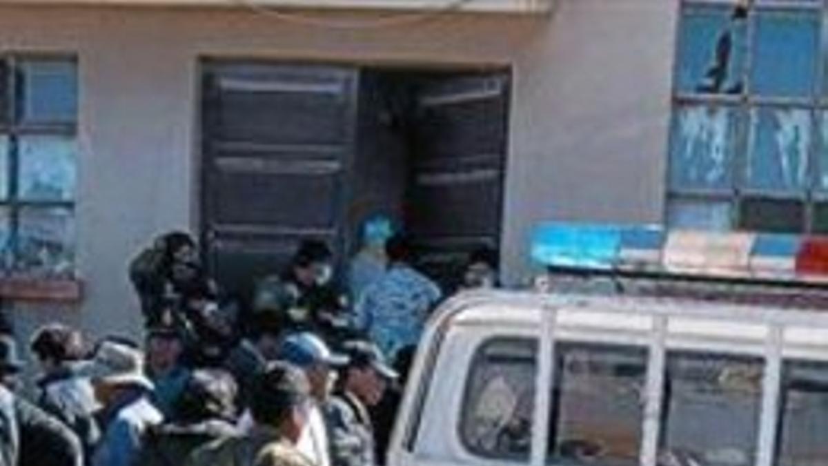 Ataúd 8 Llegada del cadáver de un policía a la morgue en Oruro.