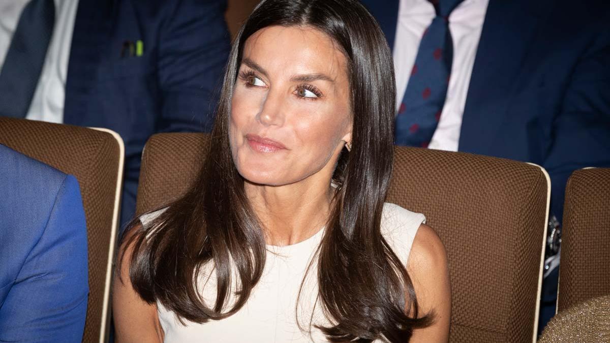 La reina Letizia recupera su vestido blanco de Pedro del Hierro días antes de su 18 aniversario de boda