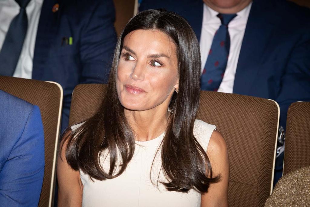 La reina Letizia vuelve a vestirse de blanco para celebrar su 18 aniversario de boda con el rey Felipe VI - Woman