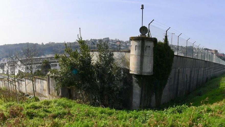 Una garita en uno de los extremos de las instalaciones de la fábrica de armas.