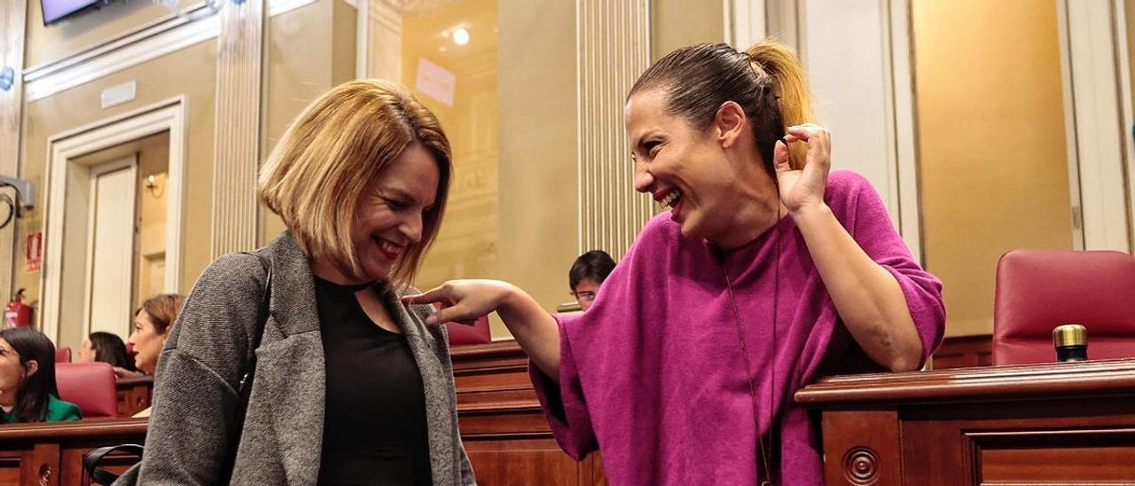 Noemí Santana (izquierda) y Patricia Hernández en el pleno del Parlamento.