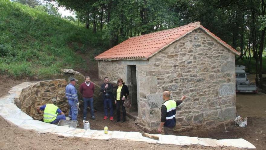 Miembros del grupo de gobierno comprobaron el estado del molino y su entorno tras su restauración.