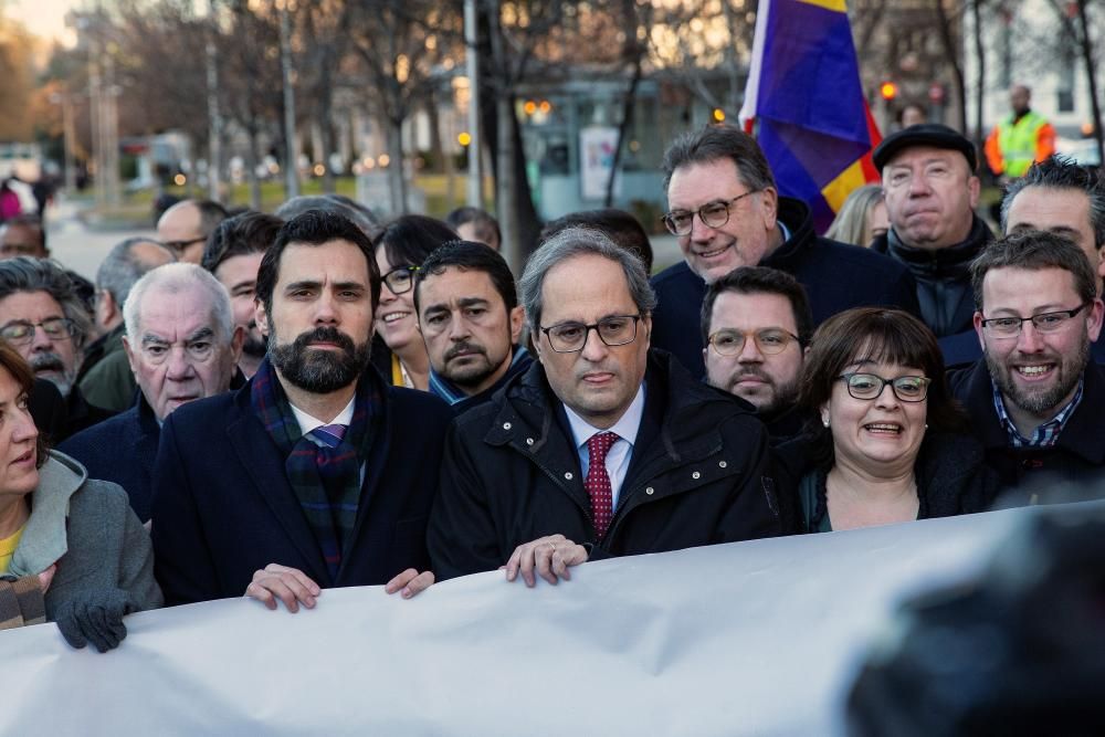 Quim Torra i Roger Torrent amb la pancarta "Decidir no és delicte"