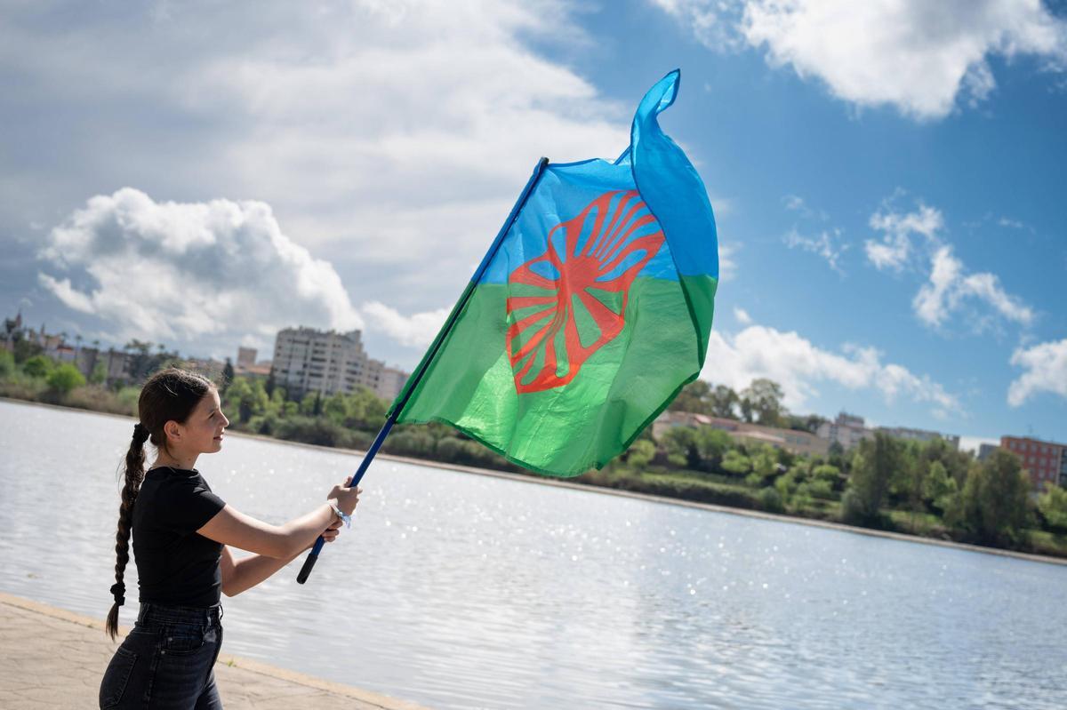 Una joven con la bandera gitana en la ceremonia del río.