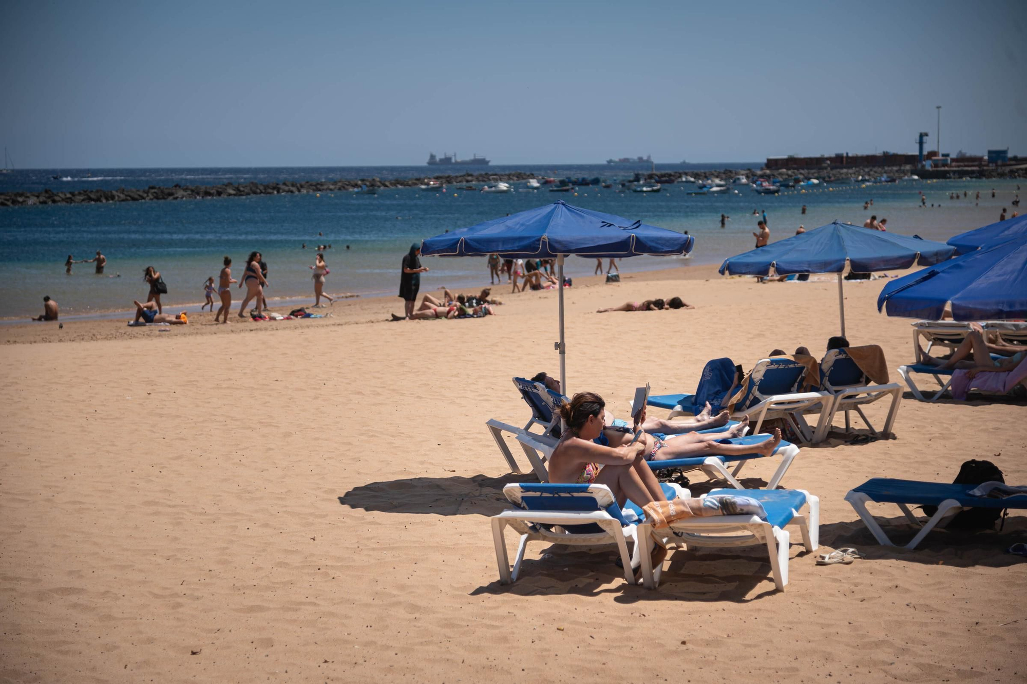 Los tinerfeños disfrutan del buen tiempo en la costa de Santa Cruz